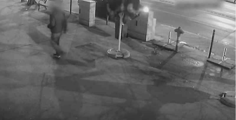 Brutális támadás: pénzfelvétel közben raboltak ki egy férfit Józsefvárosban, videón a szörnyű jelenet