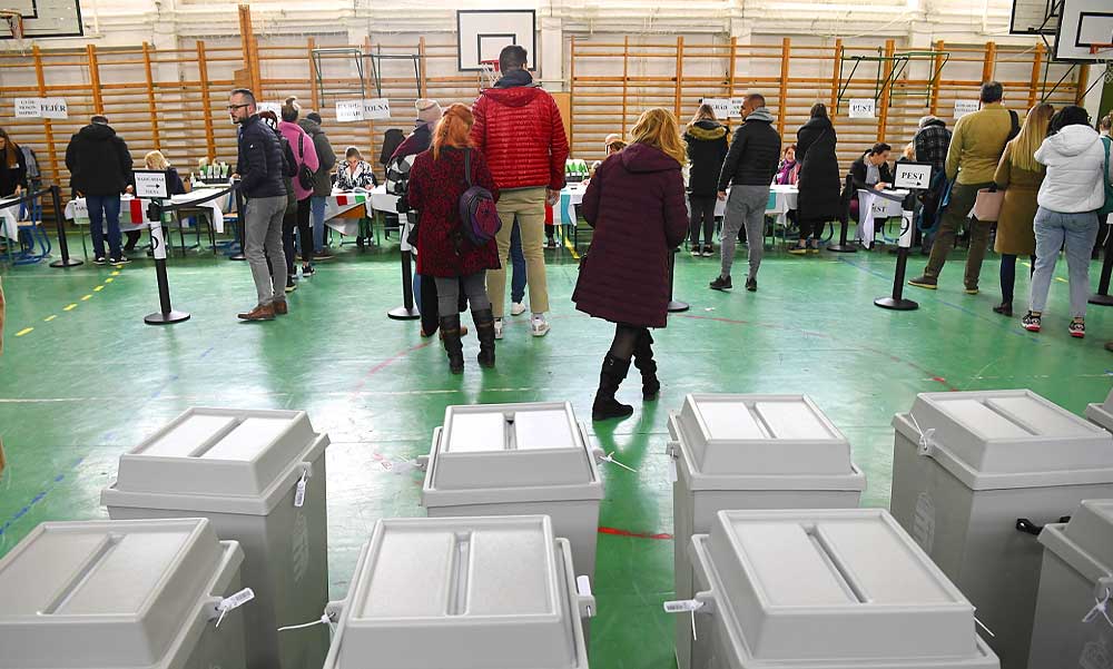 Bedurrant a választás Budapesten és környékén, nagyon sokan szavaznak az agglomerációs körzetekben is