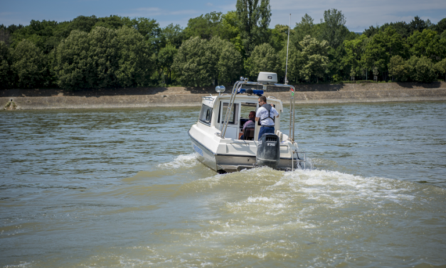 Dráma Budapesten: a Dunába ugrott egy hajóról egy férfi, a rendőrök jelenleg is keresik