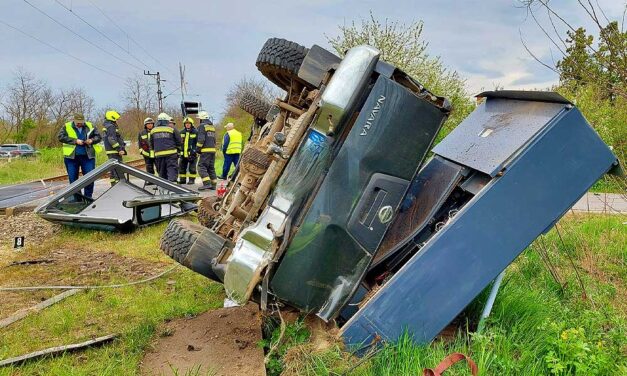 Terepjáróval ütközött a váci vonat Csörögnél, az autós a tilos jelzés ellenére hajtott a sínekre: idén ez már a 36. vasúti átjáróban történt baleset