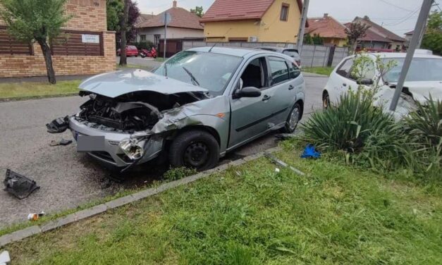 Rendszám nélküli Fiat tarolt le egy Fordot Pesterzsébeten, a balesetben egy gyermek is megsérült – Fotók a helyszínről