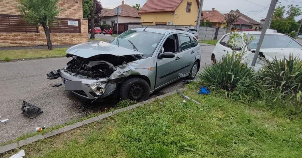 Rendszám nélküli Fiat tarolt le egy Fordot Pesterzsébeten, a balesetben egy gyermek is megsérült – Fotók a helyszínről