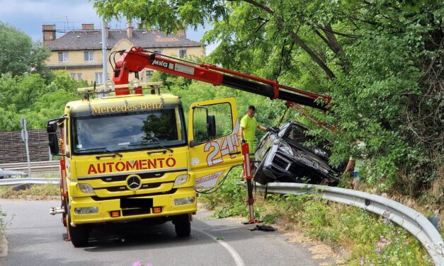 Merész kanyarból durva baleset: felhajtott a Gyáli úton a szalagkorlátra egy autó – Fotók a helyszínről
