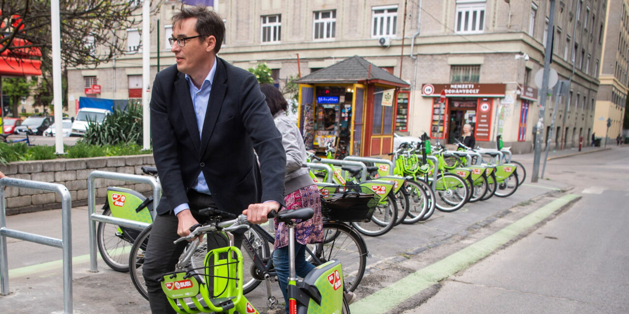 „Egyre többen választják a kerékpározást Budapesten, amit mi is támogatunk” – a közlekedési kultúra napján Karácsony Gergely a környezettudatos és udvarias közlekedésre hívja fel a figyelmet