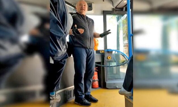 Ő Budapest egyik legkülönlegesebb buszsofőrje: nem hiszed el, mit csinál Károly mielőtt a volán mögé ül – videó