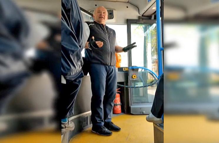 Ő Budapest egyik legkülönlegesebb buszsofőrje: nem hiszed el, mit csinál Károly mielőtt a volán mögé ül – videó