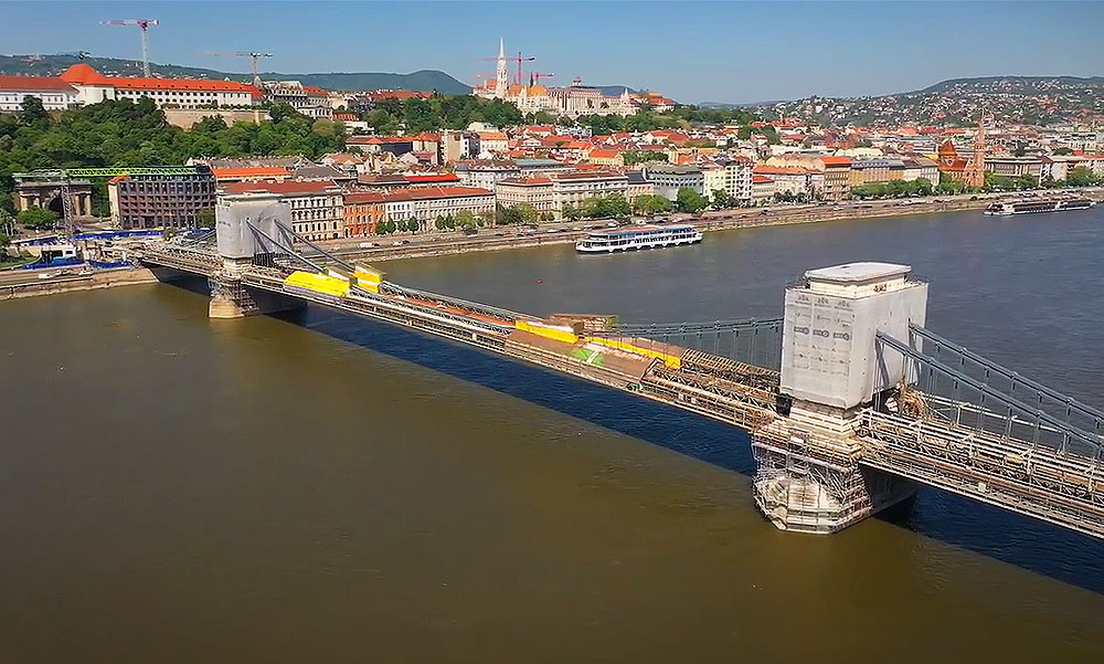 Ilyet még nem láttál: 14 méterrel a Duna vízszintje alatt festik a Lánchidat, így áll most a híd felújítása – Videó