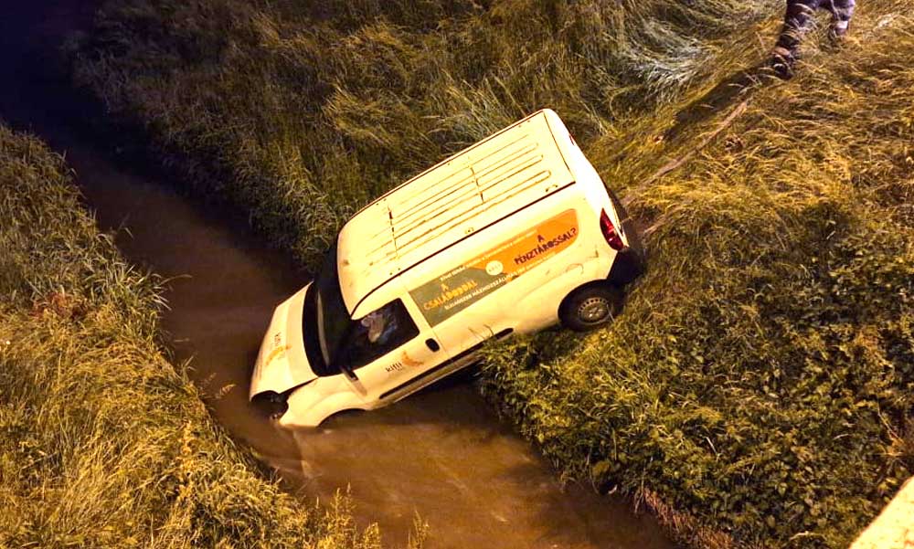 A Rákos-patakba zuhant egy autó, óriásdaruval tudták csak kiemelni a furgont a vízből