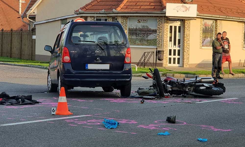 Drámai baleset a 6-os főúton: Letarolta az Opel a motorost, a mentők levágták a sérült férfiról a ruhát, helikopter érkezett a sérültért