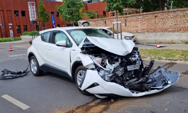 Szétszakadt a Toyota eleje, az ütközés miatt szétfolyt a lakásfelújításhoz vett festék is az autóban