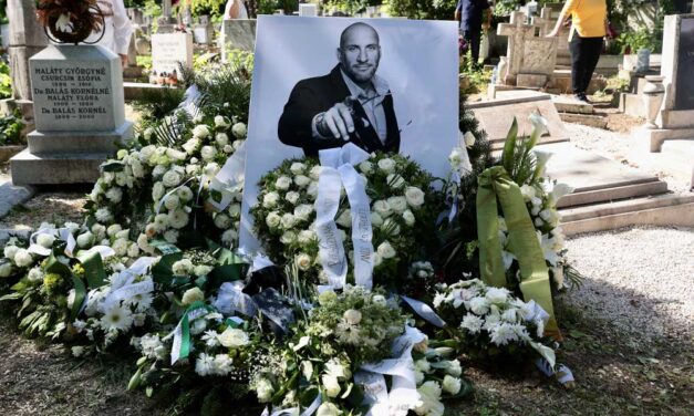 Eltemették Berki Krisztiánt: felesége sírva búcsúzott szerelmétől, kislánya pedig egy plüsskutyát tett édesapja urnája mellé