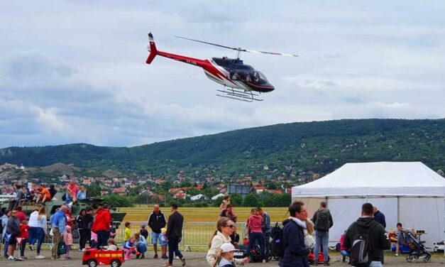 Előkerült a titokzatos helikopter: a politikusokat szállító géppel is lehetett repülni gyermeknapon a Budaörsi Repülőtéren