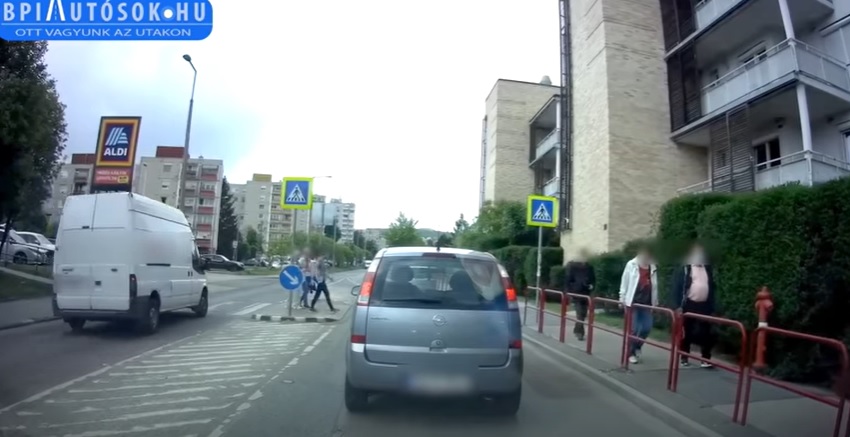 Döbbenetes felvétel: videón, amit a furgonos művelt Gazdagréten, még dudálni is volt képe