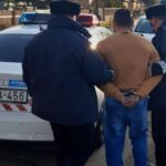 Rendőrök lepték el Üllő egyik utcáját, egy 32 éves férfi meg akarta szurkálni 71 éves áldozatát – Ez volt az idős bácsi “bűne”