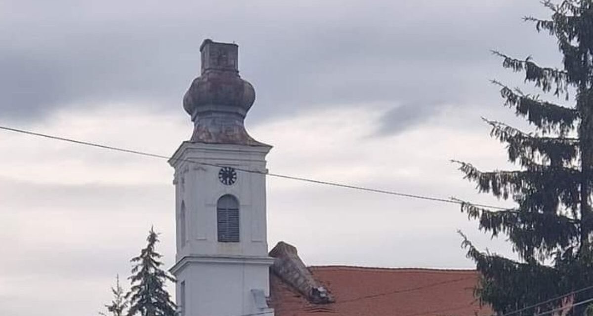 Durva hidegfront vonult át az országon: a hatalmas szél ledöntött egy templomtornyot, máshol villámárvizek alakultak ki – Fotó