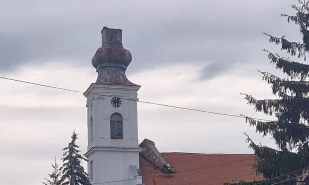 Durva hidegfront vonult át az országon: a hatalmas szél ledöntött egy templomtornyot, máshol villámárvizek alakultak ki – Fotó