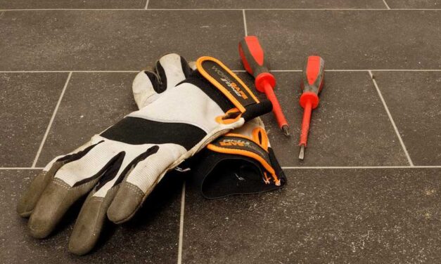 Speciális vágásbiztos kesztyűk használata