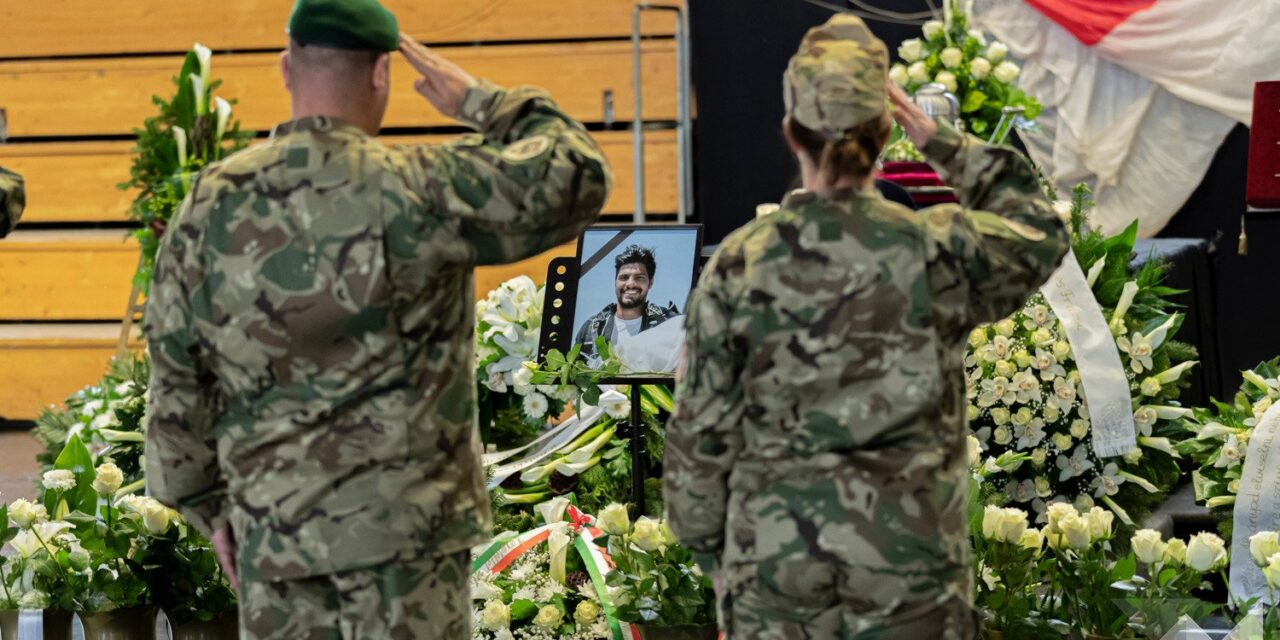 “Tragédia neked, a családodnak, gyermekeidnek, az ejtőernyős katonatársadalomnak” – eltemették Gál Szabolcs főtörzsőrmestert, akit egy gyakorlaton ért súlyos baleset