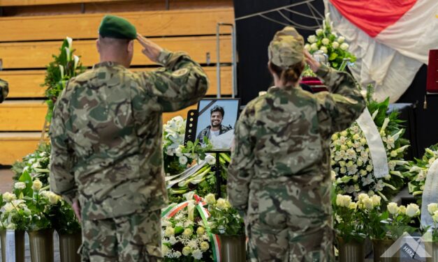 „Tragédia neked, a családodnak, gyermekeidnek, az ejtőernyős katonatársadalomnak” – eltemették Gál Szabolcs főtörzsőrmestert, akit egy gyakorlaton ért súlyos baleset