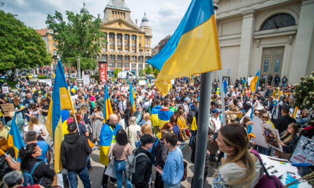 Orosz és ukrán zászlók lobogtak Budapesten, 33 éve nem történt ilyen a magyar fővárosban