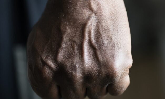 „Addig ütlek, amíg meg nem halsz” – Majdnem agyonverte a feleségét egy férfi Cegléden, válogatott módszerekkel kínozta az asszonyt