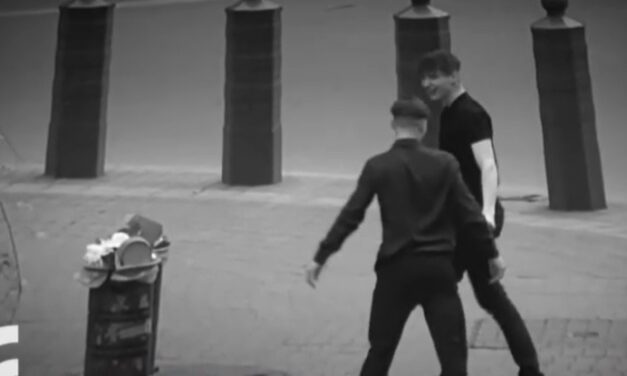 Döbbenetes képsorok: fiatalok dobálták meg a Dohány utcai zsinagógát, és levizelték a falát – videó