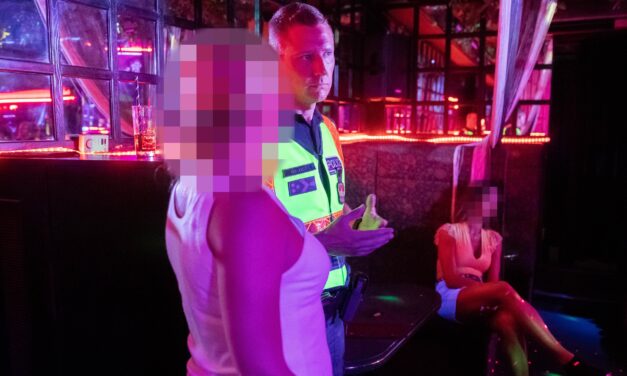 Budapest belvárosában razziáztak a zsaruk: szórakozóhelyeket ellenőriztek, több száz embert igazoltattak, volt, akit elő is állítottak – videó