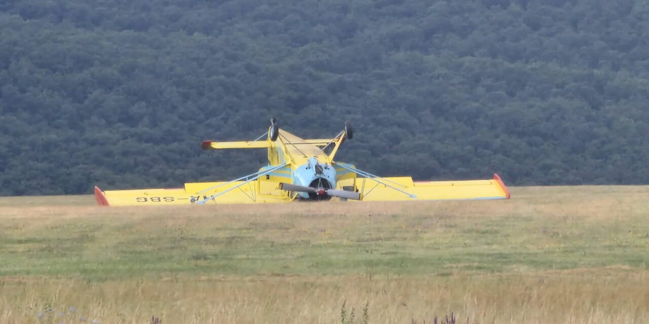 Kisrepülő balesete a Farkashegyi repülőtéren, tűzoltók siettek a helyszínre és mentőhelikopter is érkezett