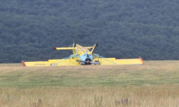 Kisrepülő balesete a Farkashegyi repülőtéren, tűzoltók siettek a helyszínre és mentőhelikopter is érkezett
