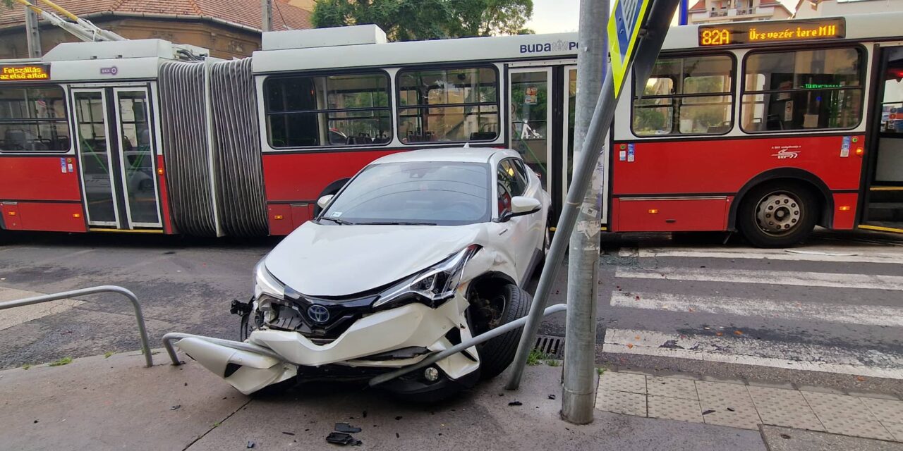 Csúnyán benézte a Toyota sofőrje az elsőbbségadás táblát, jött a troli, ütközés is lett belőle – Fotók a helyszínről  