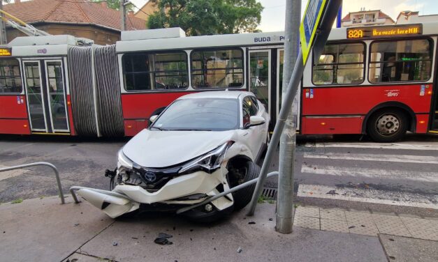 Csúnyán benézte a Toyota sofőrje az elsőbbségadás táblát, jött a troli, ütközés is lett belőle – Fotók a helyszínről  