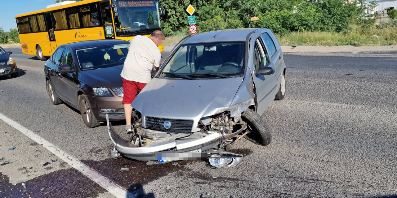 Egy Volvo okozott négyes karambolt ugyanazon az útszakaszon, ahol kedden halálos baleset történt – Fotók a helyszínről