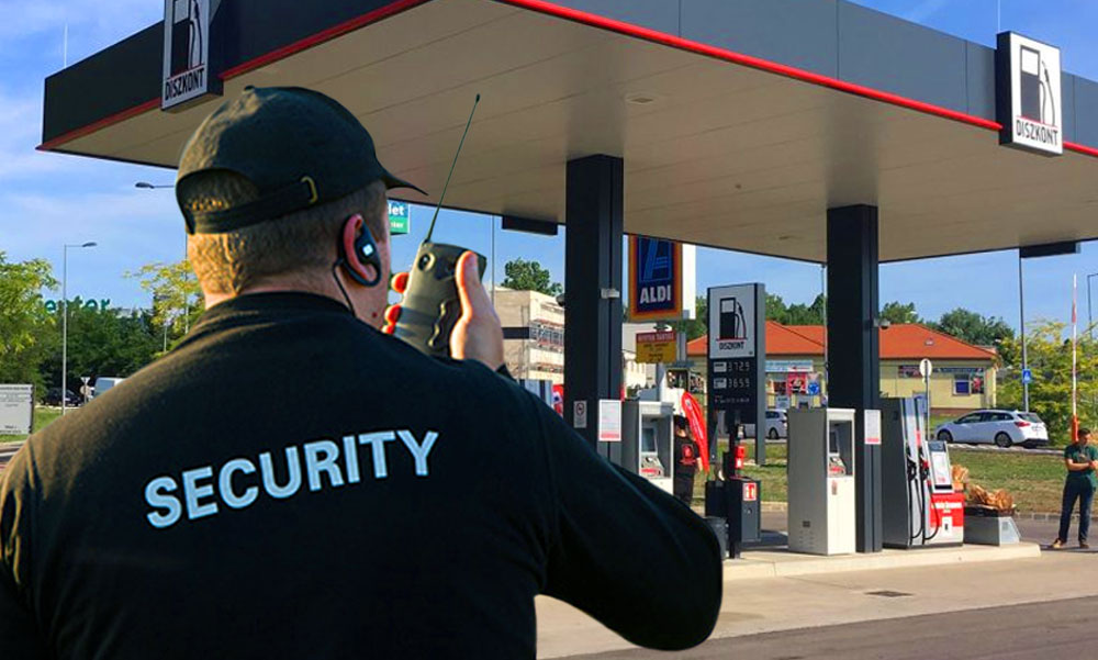 Biztonsági őröket vezényeltek az Aldi benzinkútjaihoz, egyenruhások figyelik az autósokat