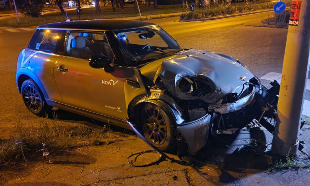 Nekirongyolt a villanyoszlopnak, aztán a csattanás után sört bontott a sofőr és amíg a mentők dolgoztak ő iszogatott