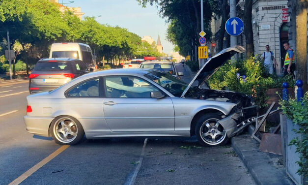 Menőzni akart a BMW-vel az Üllői úton a férfi, aztán lerombolta a presszóteraszt a drifteléssel – Fotók