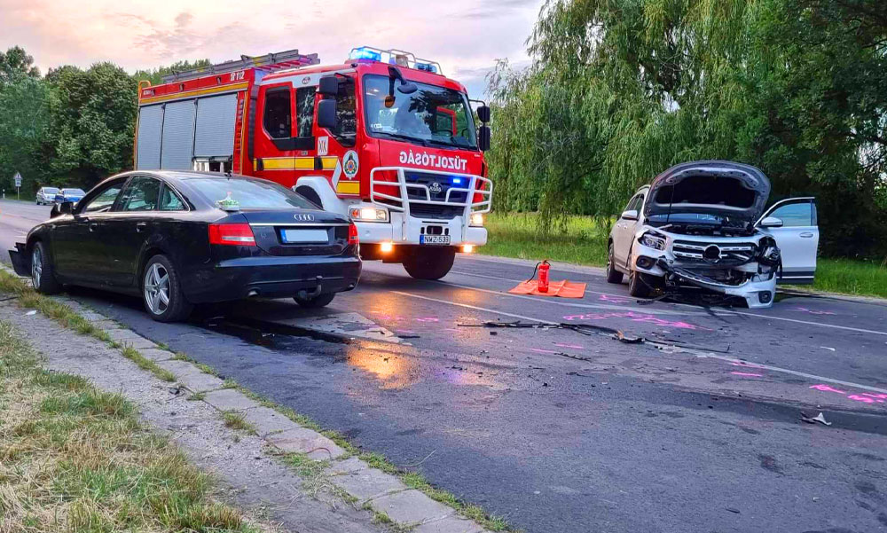 Hiába a szép új Mercedes és a drága Audi, két gyermek és négy felnőtt sérült meg a Vecsésnél történt balesetben