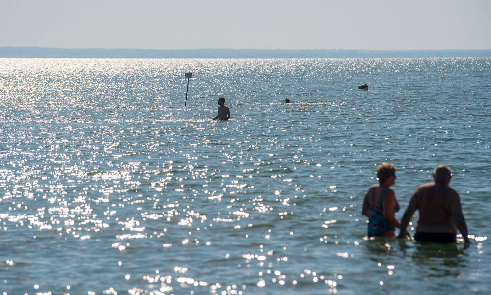 Családi tragédia a Balatonnál! Eltűnt az édesapa a vízben, strandolók hozták ki a kétségbe esett kisgyerekeket a partra