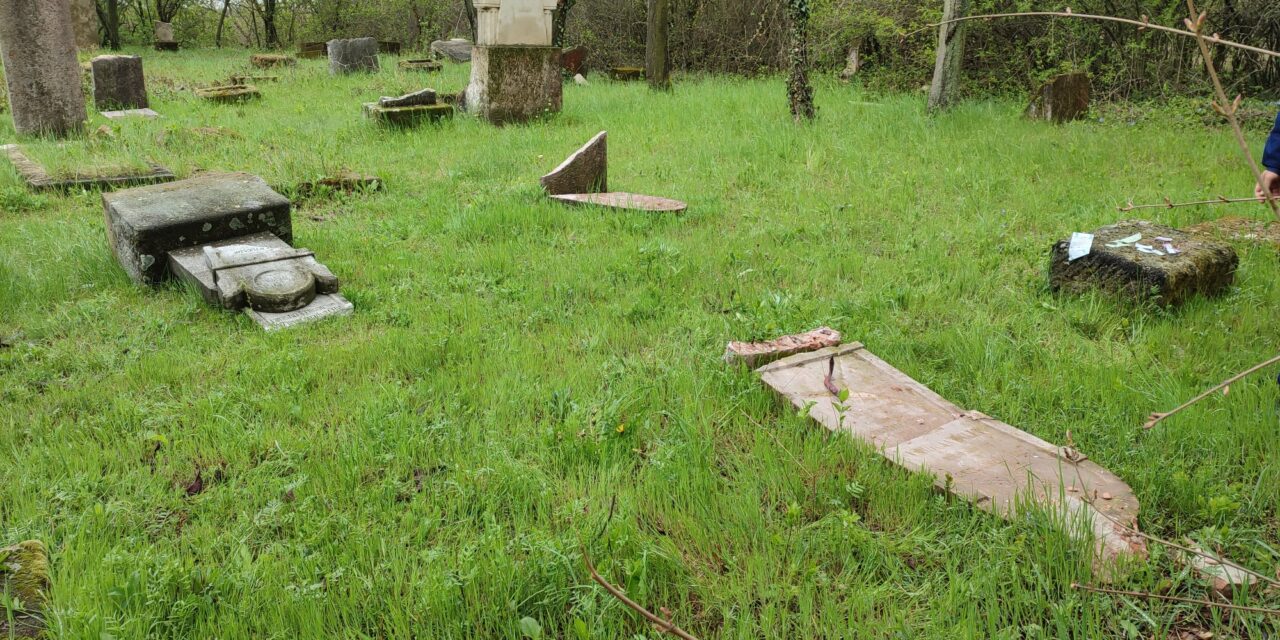 Két kamasz rongálta meg a budakeszi zsidótemető sírjait, a fiúk egy kincskereső játék miatt mentek a sírkertbe, mivel nem találtak kincset, dühükben szétverték a nyughelyeket