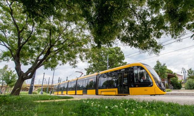 Fedezd fel Budapestet! Városnéző villamos közlekedik a nyári hétvégéken a fővárosban – Itt lehet felszállni, ennyibe kerül