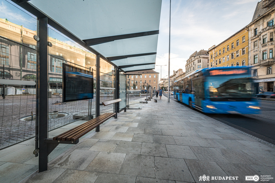 Átadták a megújult buszvárókat a Blaha Lujza térnél, az is kiderült, mikor fejeződik be a teljes felújítás – Fotók