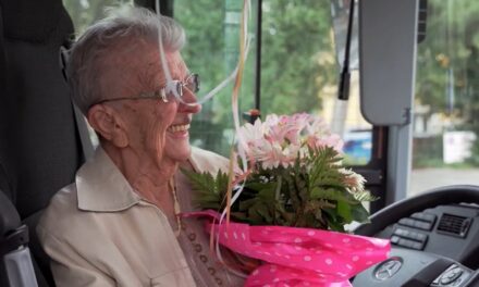 Kedvenc buszán ünnepelte születésnapját a 105 éves Gizi néni, akit Karácsony Gergely is felköszöntött – Ezt üzente az idős asszony a fiataloknak – videó