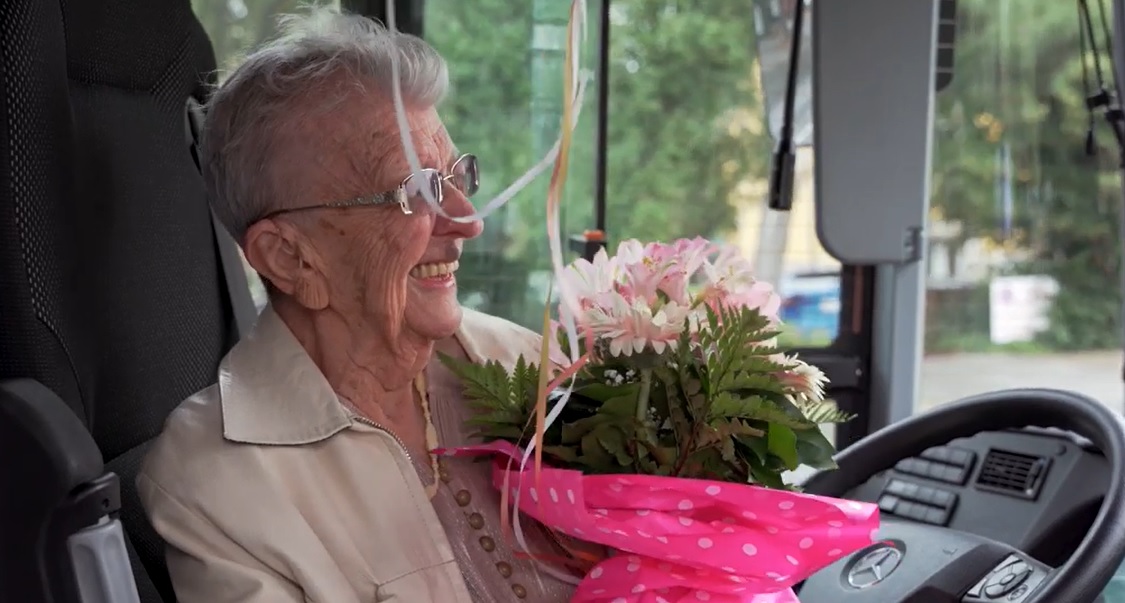 Kedvenc buszán ünnepelte születésnapját a 105 éves Gizi néni, akit Karácsony Gergely is felköszöntött – Ezt üzente az idős asszony a fiataloknak – videó
