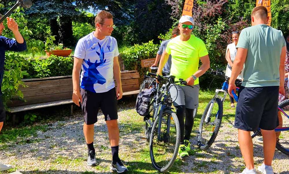 Ide még a miniszter is sportnadrágban jött: Átadták a Budapest-Balaton kerékpárút Etyekig tartó 22 km-es csodaszép szakaszát, Gulyás Gergely bringán érkezett az átadóra