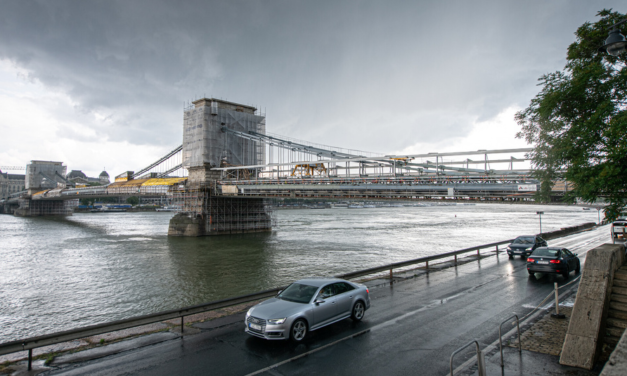Péntektől újra birtokba vehetjük Budapest legrégebbi hídját – vannak, akiknek még várniuk kell az átkelésre a Lánchídon