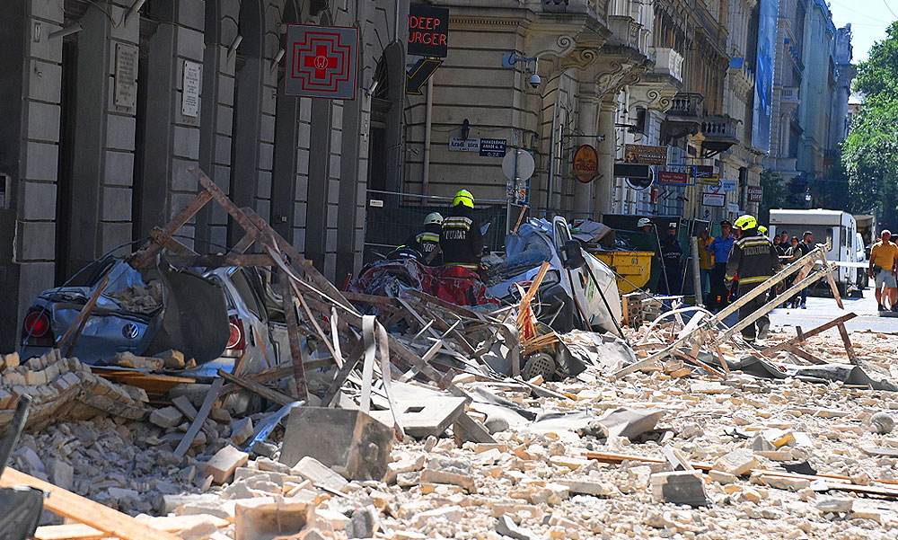 Leomlott egy ház tetőszerkezete Budapest belvárosában, autók rongálódtak meg, sérültek is vannak, keresőkutyák a helyszínen