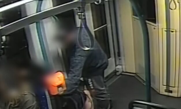 Kihasználta, hogy elszundítottak: alvó utasokat fosztott ki ez a férfi a villamoson Budapesten – videó