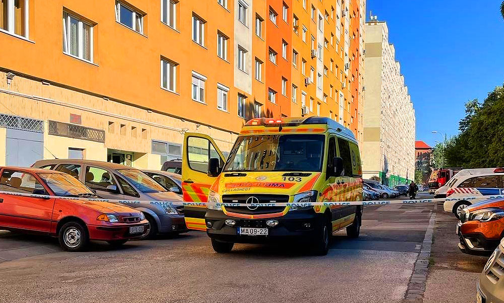 Tragédia Siófokon: ablakpucolás közben kizuhant a 3. emeleti lakásából egy nő, már nem tudták megmenteni az életét