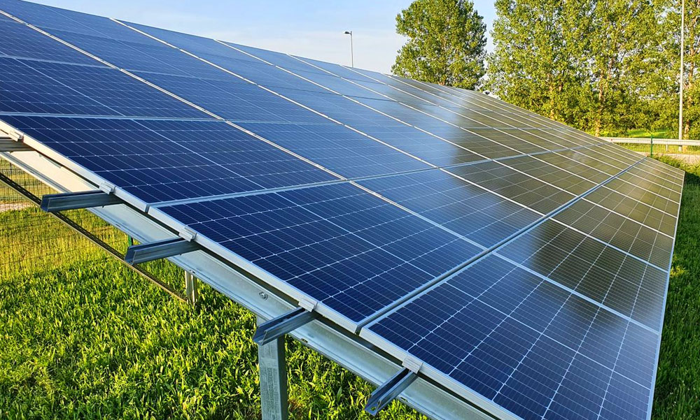 „Égbekiáltó pazarlás nem ráengedni a hálózatra a napelemeket” – állítja Kiss Ernő, a napelemes szövetség elnöke