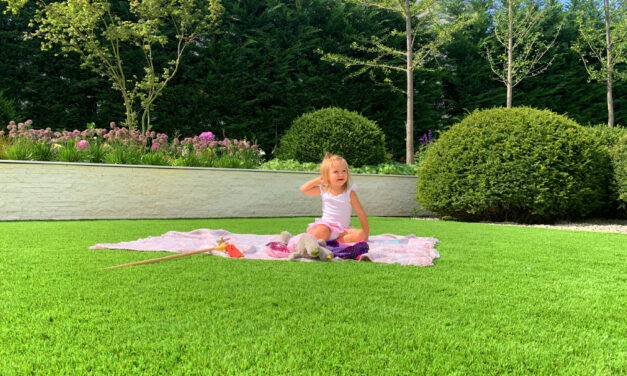 Leválthatja a kényes gyepet az élethű műfű az udvarokon