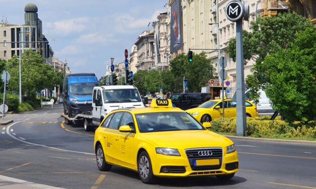Hétfőtől drágább lesz a taxizás Budapesten: a taxisok szokás szerint elégedetlenek az áramemelés mértékével
